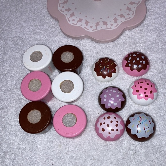 Fao Swartz wooden 2 tier cupcake holder and interchangeable cupcakes - Picture 3 of 4